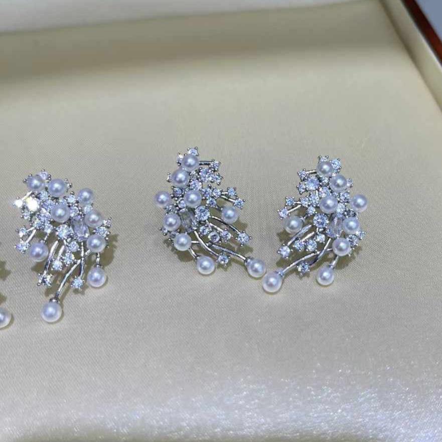 Sparkling Lucky Pearl Stud Earrings