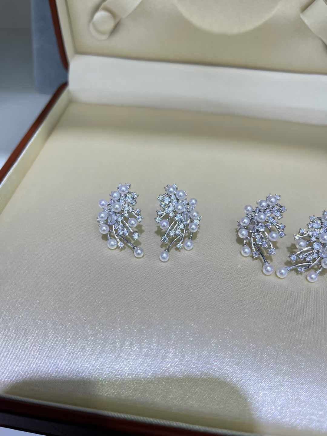 Sparkling Lucky Pearl Stud Earrings
