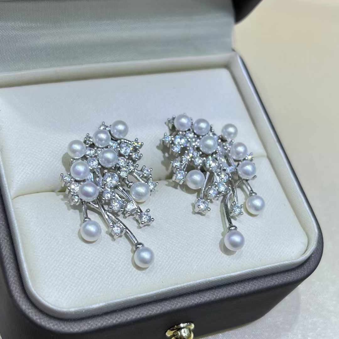 Sparkling Lucky Pearl Stud Earrings