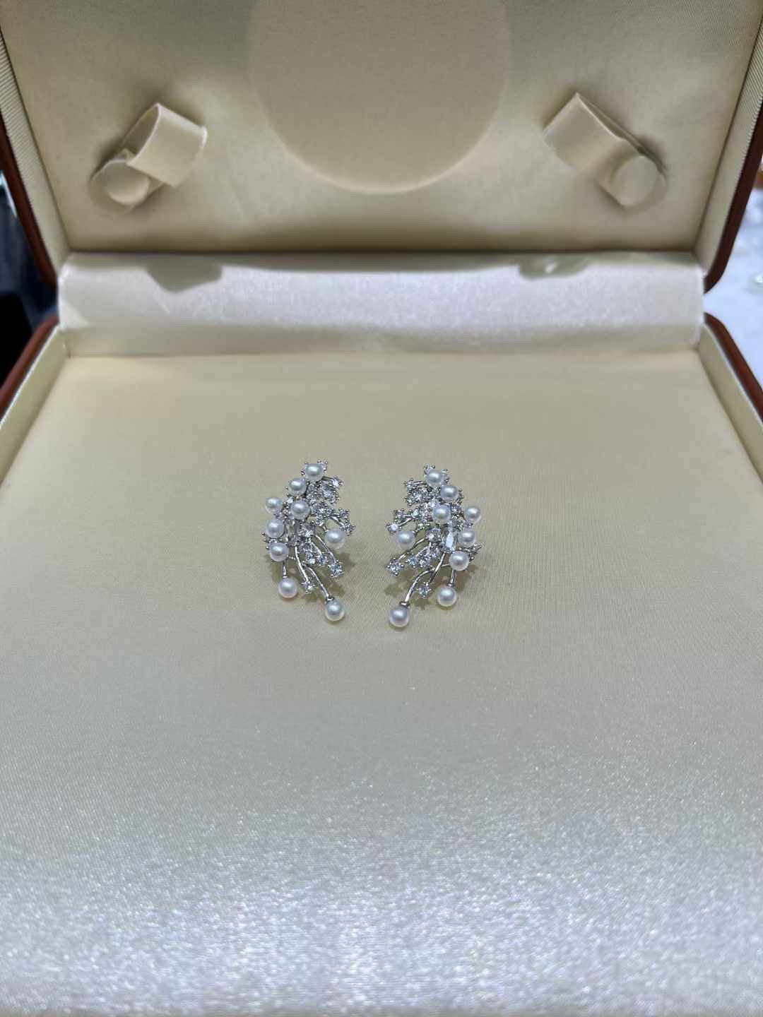 Sparkling Lucky Pearl Stud Earrings