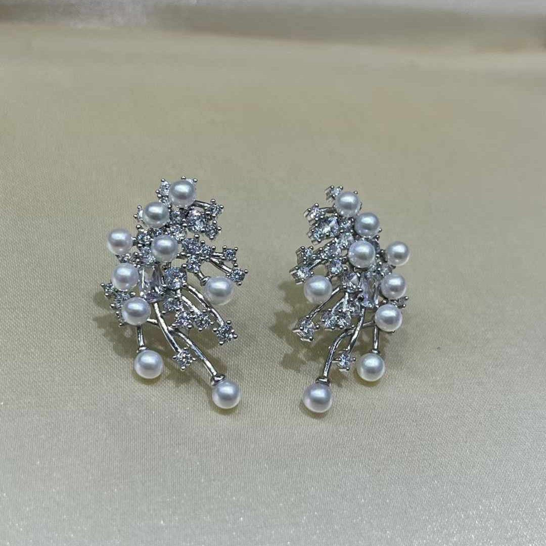 Sparkling Lucky Pearl Stud Earrings
