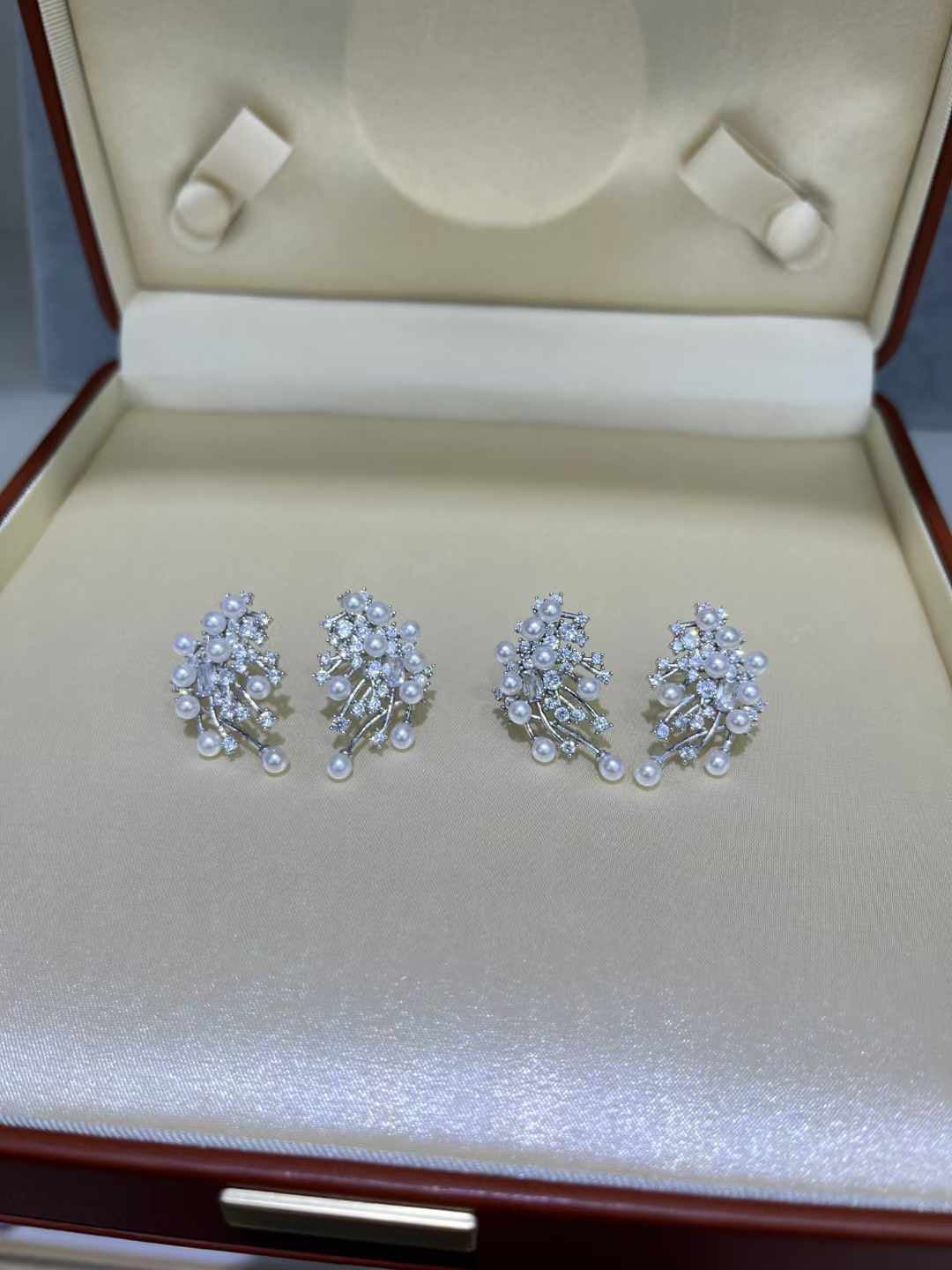 Sparkling Lucky Pearl Stud Earrings