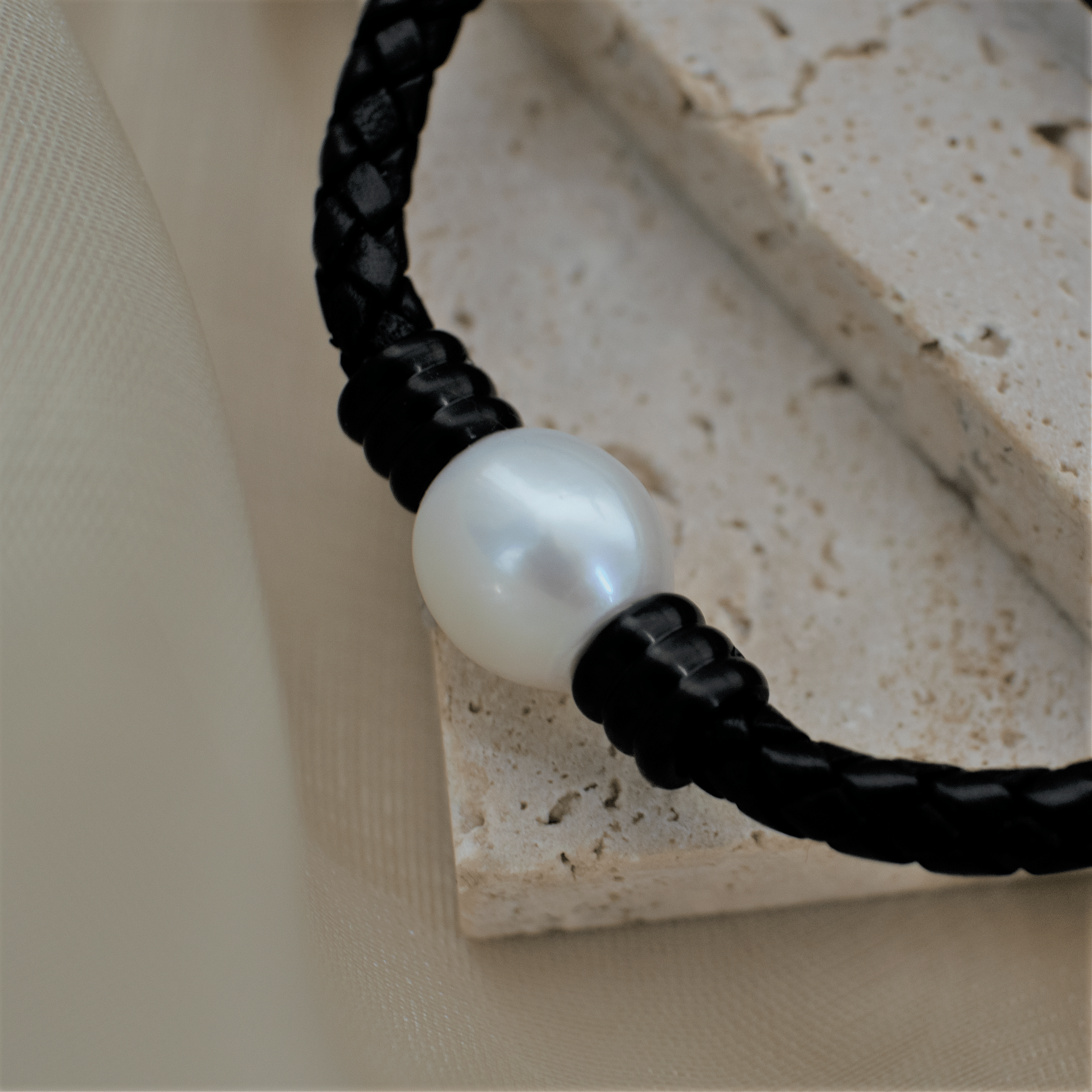 12-13mm Large Pearl Leather Bracelet in Stainless Steel