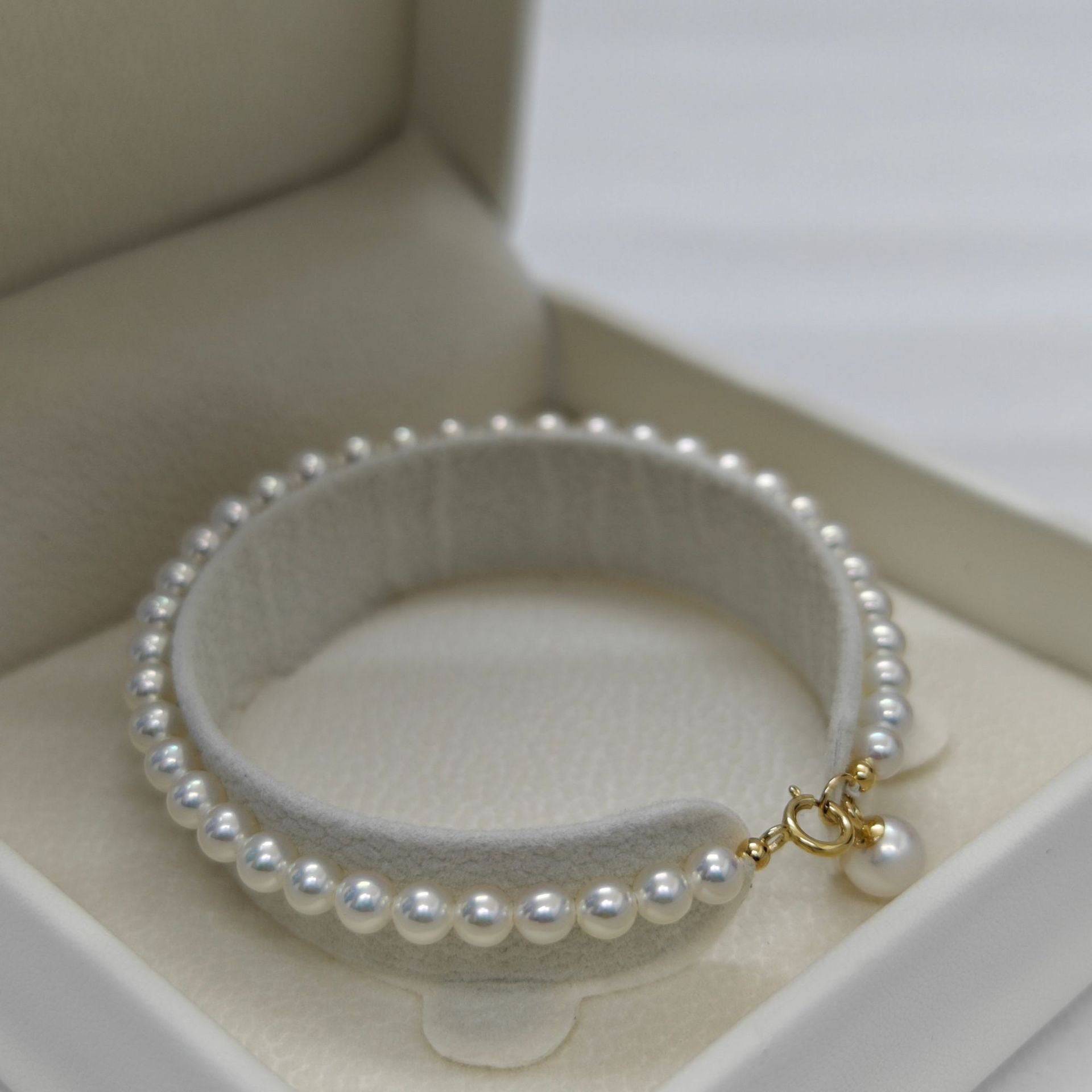 Dainty White Freshwater Pearl 18K Gold Bracelet