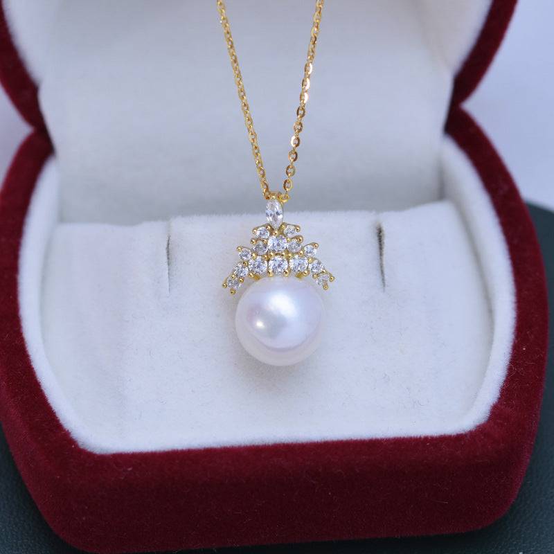 10-11mm Freshwater Pearl & Queen Pendant Necklace