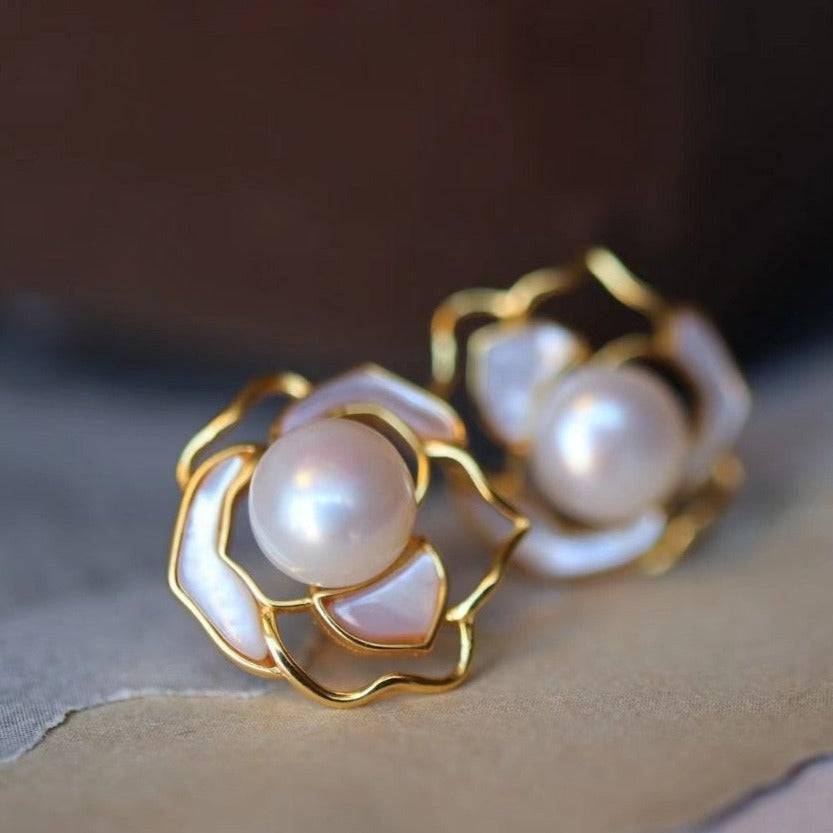 Rose White Mother of Pearls Necklace Gold Vermeil