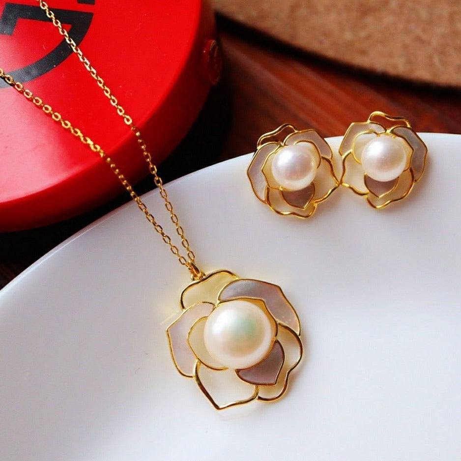 Rose White Mother of Pearls Necklace Gold Vermeil